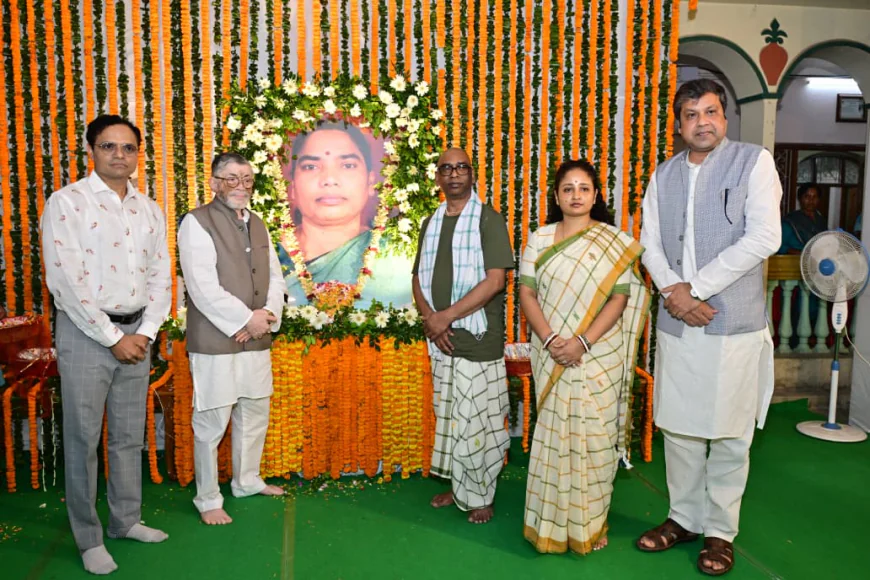 मुख्यमंत्री हेमंत सोरेन की माता रूपी सोरेन को राज्यपाल संतोष कुमार गंगवार ने दी श्रद्धांजलि, नेमरा पहुंचकर जताया शोक