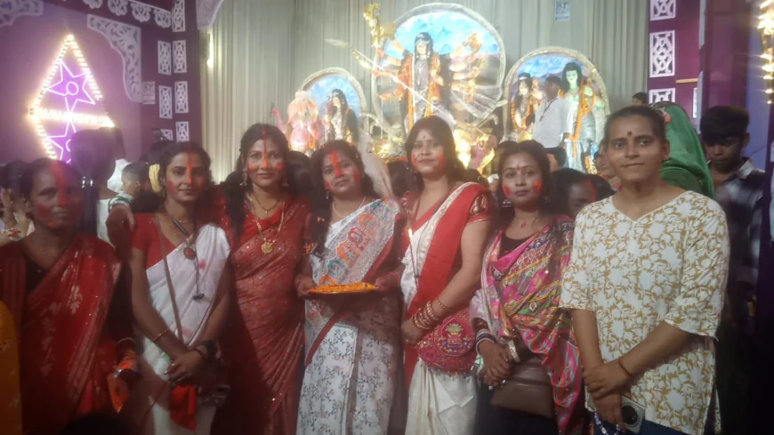 घुघरीताड़ में सिंदूर खेला से सराबोर हुआ बजरंग क्लब, एक दिन बाद होगी मां दुर्गा की विदाई