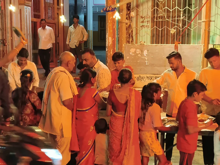 रमना रोड महादेव घाट पर मां दुर्गा के भक्तों के बीच भंडारे का आयोजन, श्रद्धालुओं ने प्रसाद ग्रहण कर मां दुर्गा का लिया आशीर्वाद