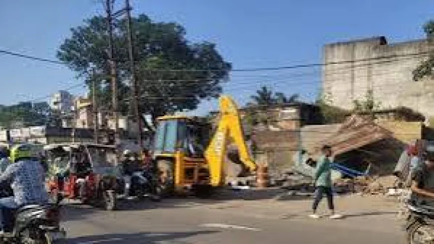 रांची में अतिक्रमण पर नगर निगम का बड़ा एक्शन, कर्बला चौक-बहुबाजार मार्ग से हटाई गईं 14 अवैध संरचनाएं