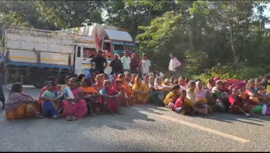 घाघरा में सड़क हादसे में चाचा-भतीजे की मौत, मुआवजे की मांग पर NH-143A जाम