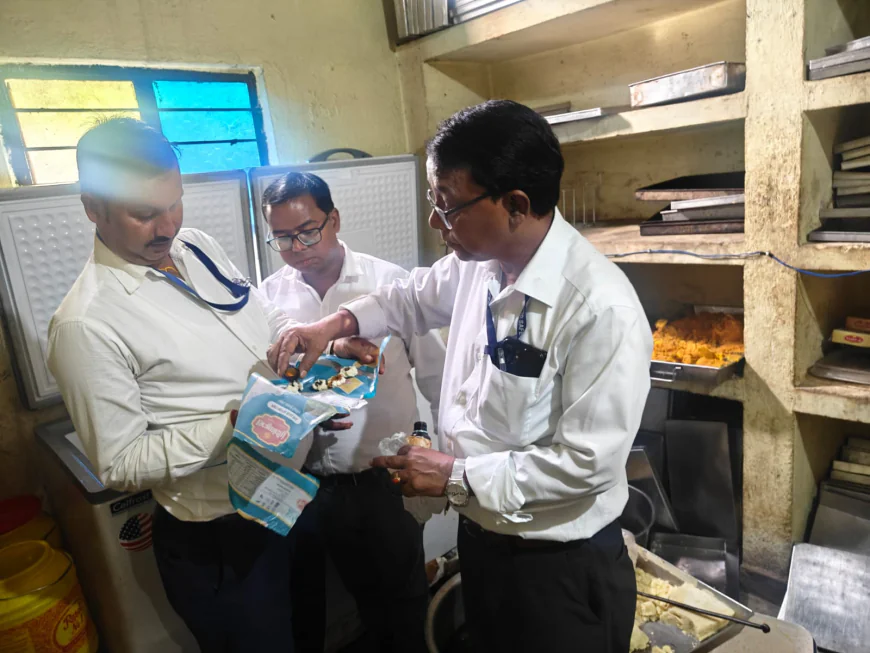 पटना में मिठाई दुकानों पर खाद्य विभाग की बड़ी कार्रवाई, 2,060 किलो मिठाई जब्त; आकाश स्वीट्स और माखन भोग पर गिरी गाज