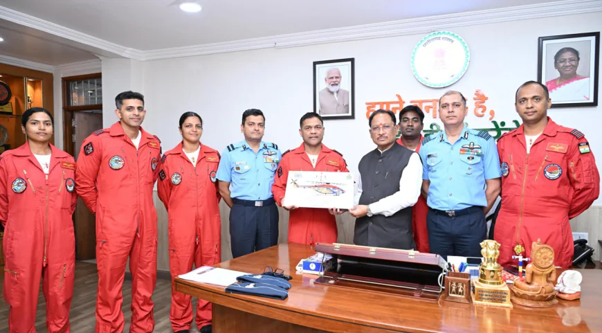 छत्तीसगढ़ के मुख्यमंत्री विष्णु देव साय से सारंग हेलीकॉप्टर प्रदर्शन दल की शिष्टाचार भेंट