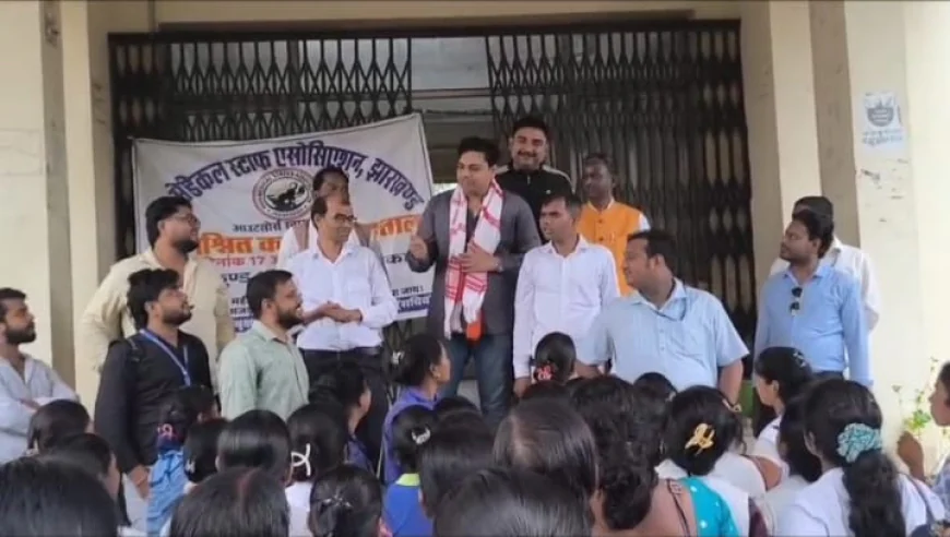 दुमका में 12 महीने से वेतन नहीं मिलने पर आउटसोर्सिंग स्वास्थ्यकर्मियों का हल्ला बोल, झाड़ू-कुदाल लेकर श्रम अधीक्षक कार्यालय पहुंचे