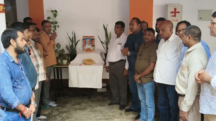 सरदार वल्लभभाई पटेल की जयंती पर भाजपा किसान मोर्चा के कार्यालय में श्रद्धांजलि अर्पित