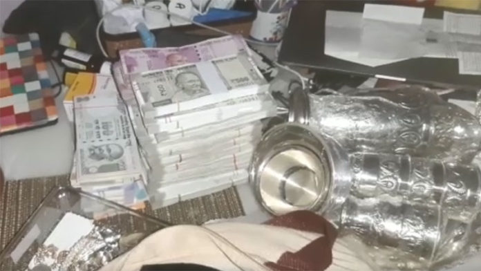 Executive Engineer in the clutches of monitoring, 14 lakh CASH, half a kilo of gold and silver, including many flat papers seized