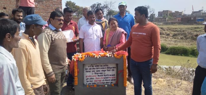 MLA Rajesh Kachhap laid the foundation stone of the pond ladder and rural road
