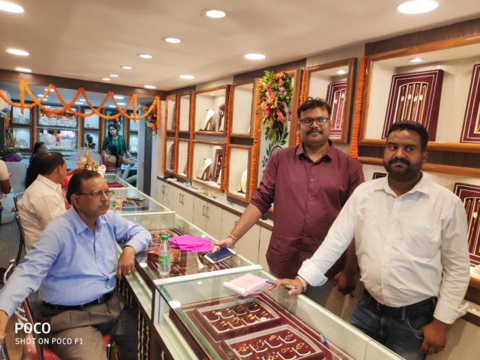 Inauguration of the huge collection of jewelery “Hallmark Jewelers” at Kanke Road